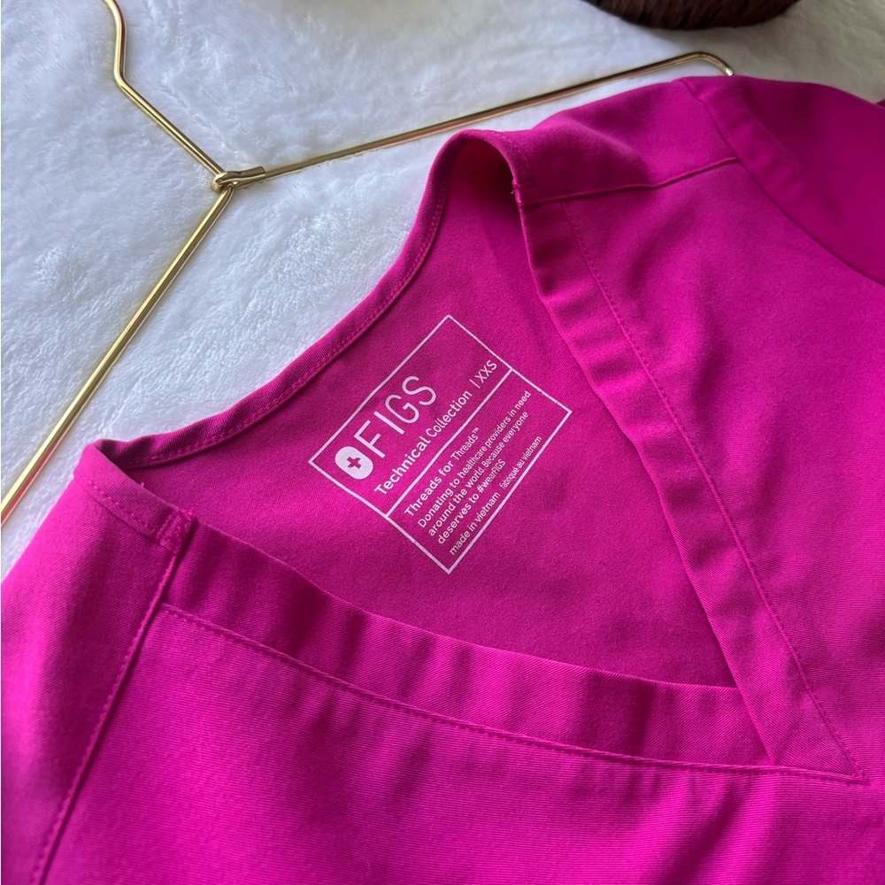 Catarina One-Pocket Scrub Top || Raspberry Sorbet || Figs - Picture 3 of 4